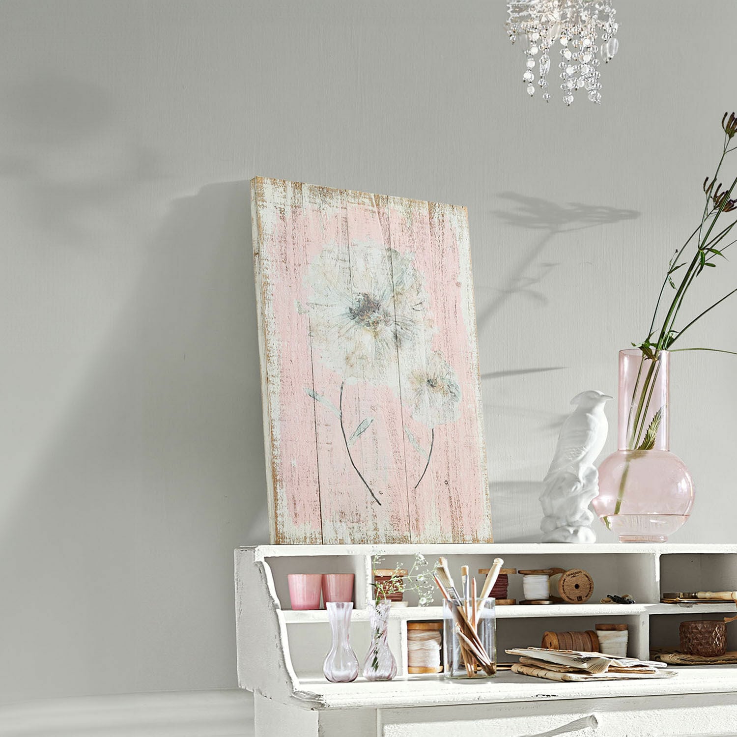 Plaque décorative Lumeron Tableau en bois avec motif floral pastel rose et blanc, décoration murale élégante.