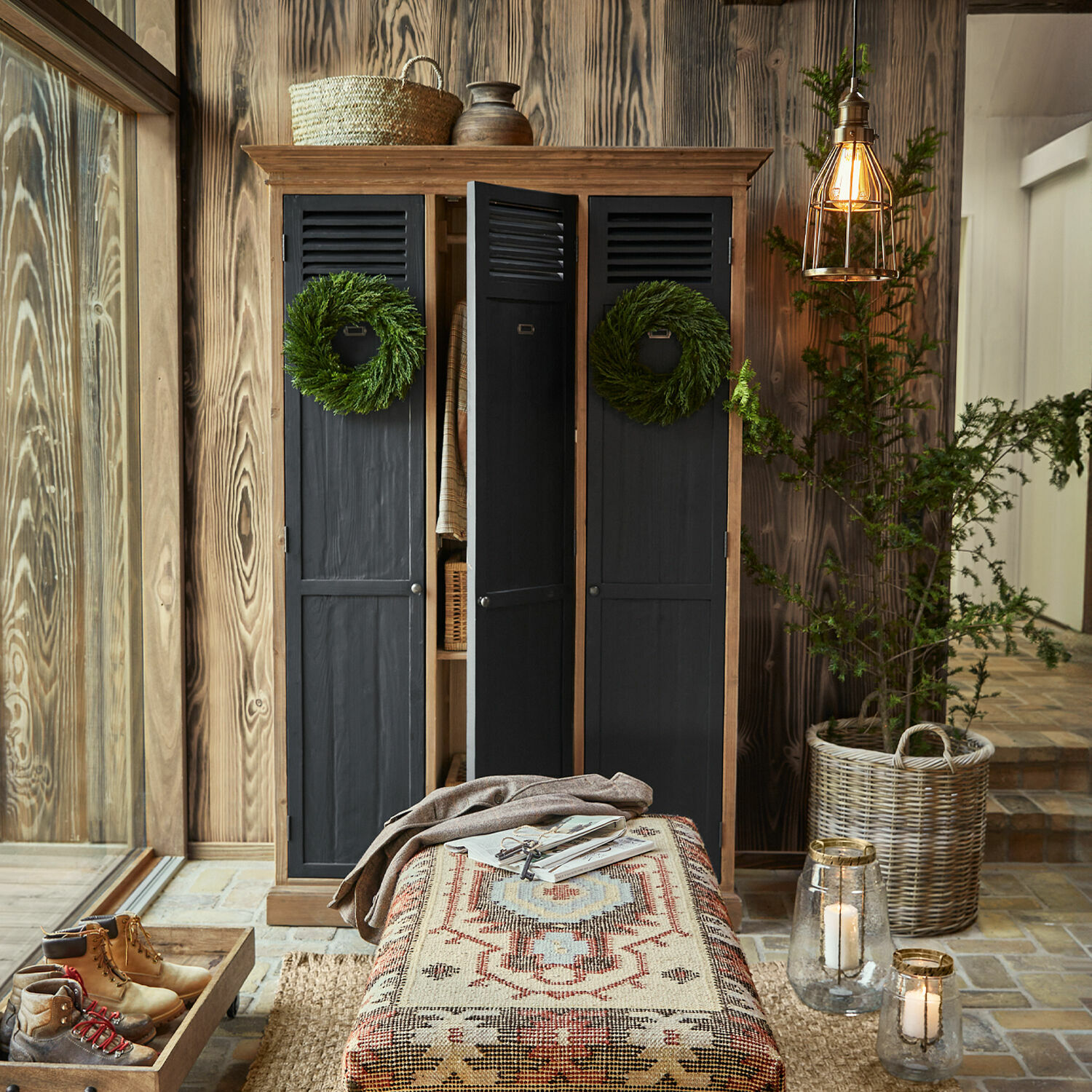 Armoire Hillcroft Armoire en bois noir avec couronnes vertes et banc à motifs dans un intérieur chaleureux en matériaux naturels