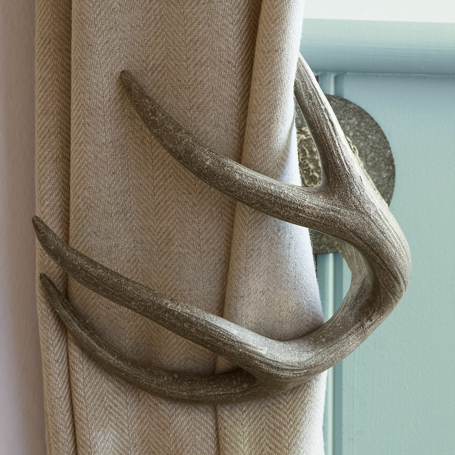 Lot de 2 embrasses Soreva Support de rideau en forme de bois de cerf gris sur tissu beige, accessoire déco intérieur