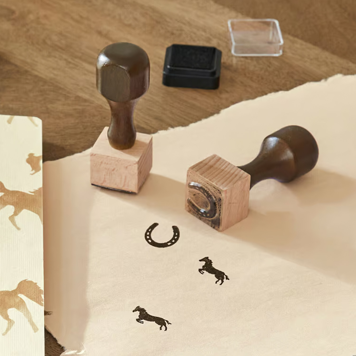 Tampons en bois avec motifs de cheval et fer à cheval sur papier beige pour décoration