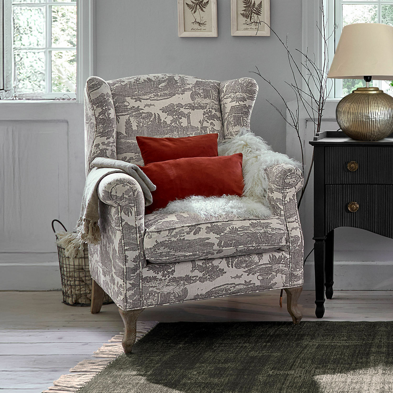 Fauteuil Fallowmere Fauteuil vintage avec motif gris-beige et coussins rouges, meuble confortable pour salon élégant