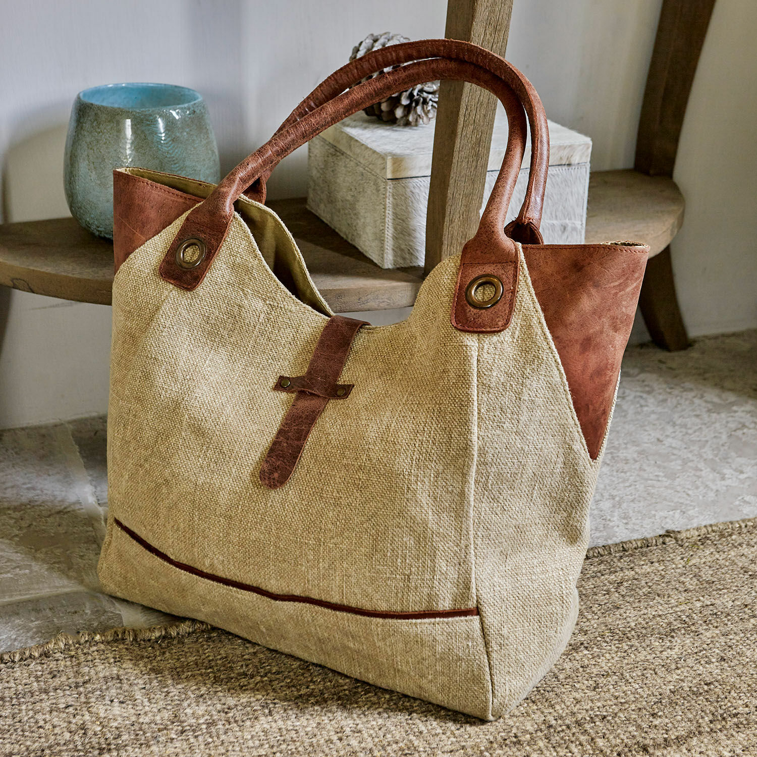 Cabas Valeska Sac beige en tissu avec détails en cuir marron, poignée robuste, sac pratique pour usage quotidien et courses