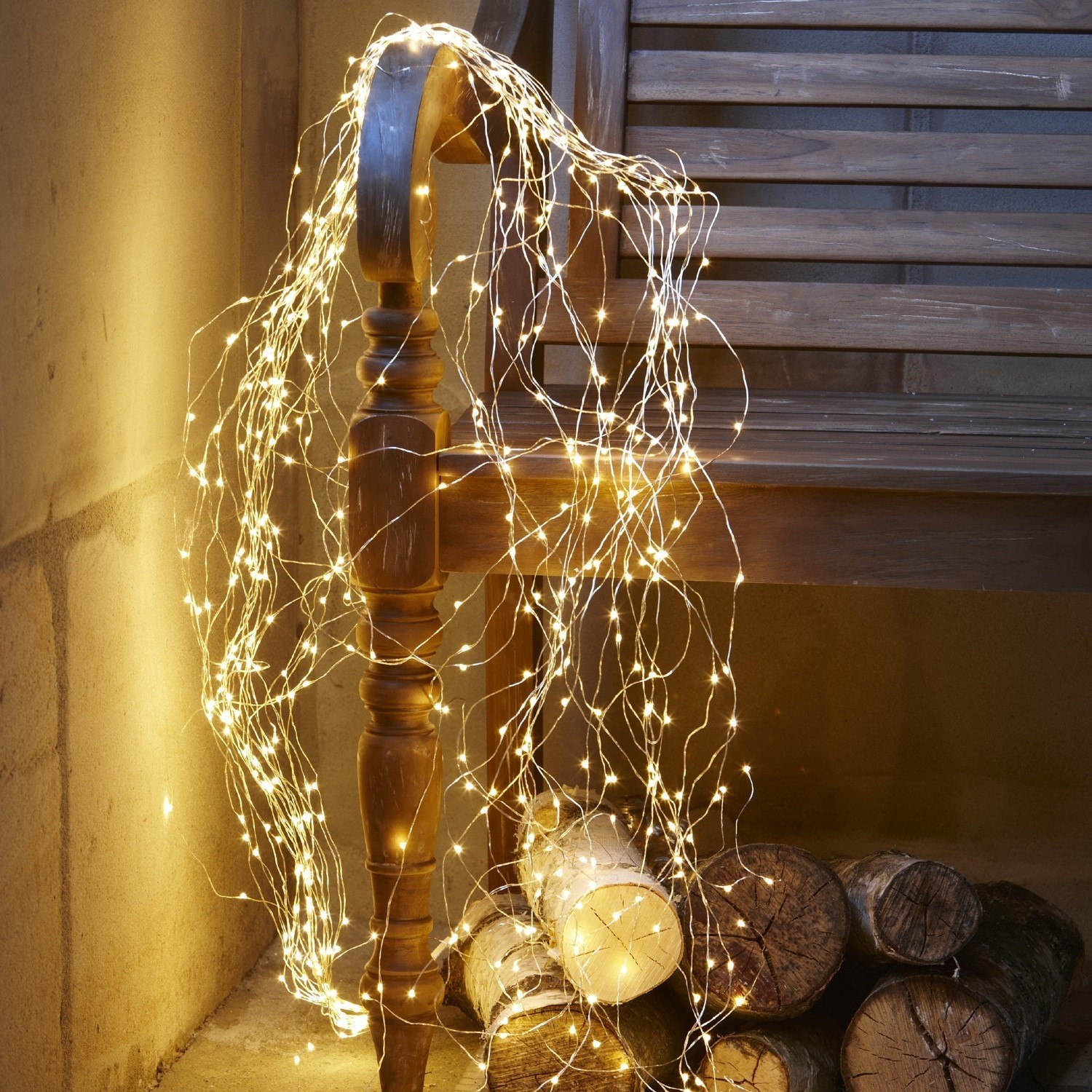 Guirlande lumineuse Voltage Guirlande lumineuse LED fine à lumière chaude enroulée autour d'un banc en bois et de bûches