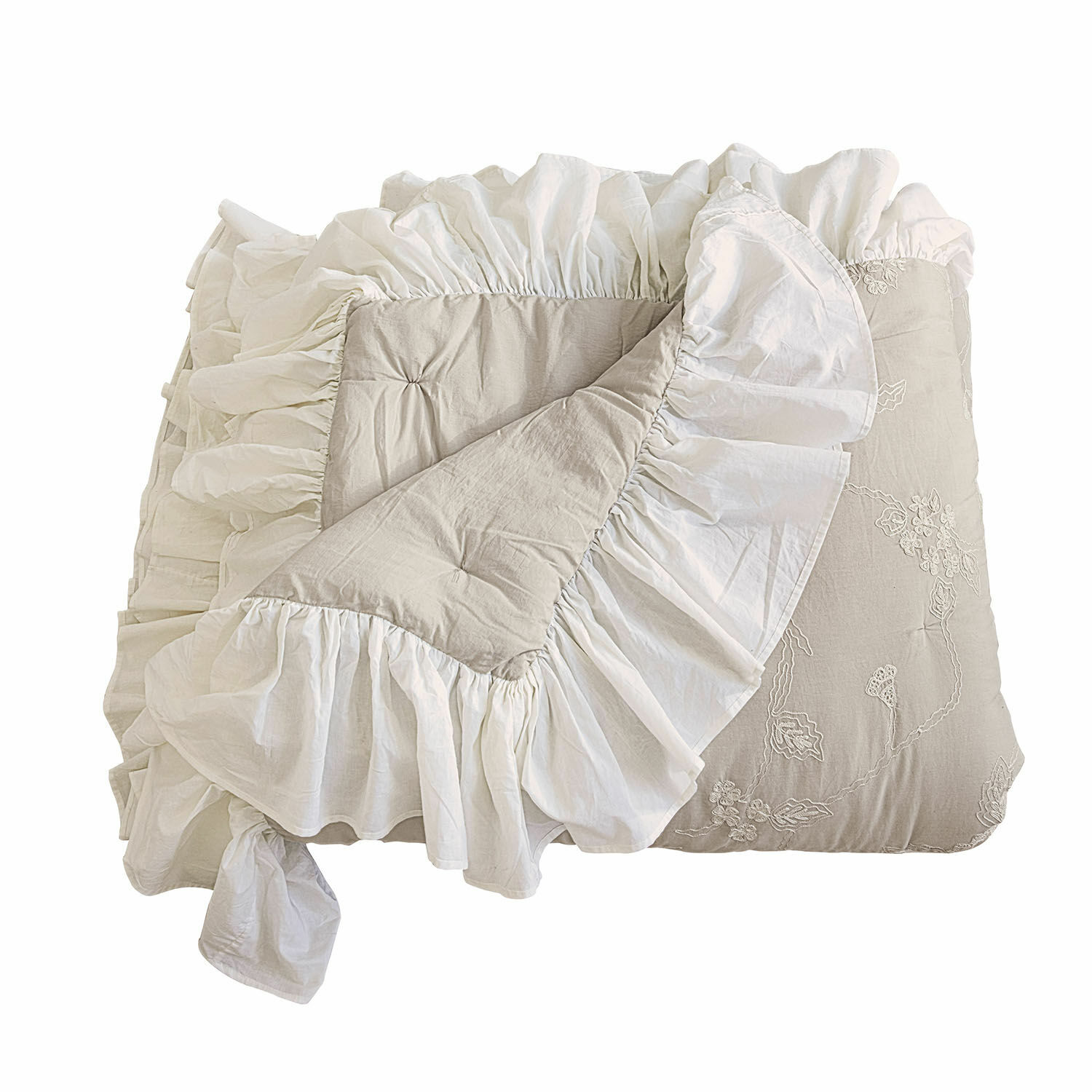 Courtepointe Clarissa Couvre-lit beige en coton avec volant blanc et broderie, linge de lit décoratif
