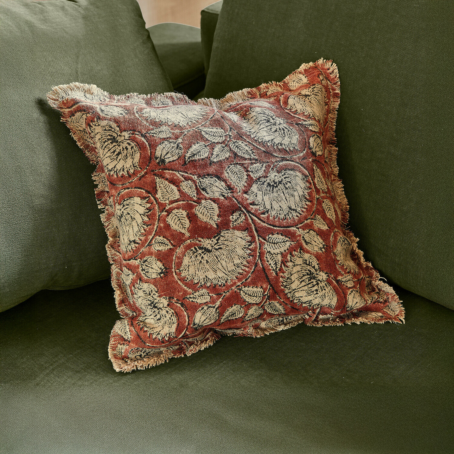 Housse de coussin Lemisto Coussin décoratif en tissu rouge avec motif floral beige sur canapé vert