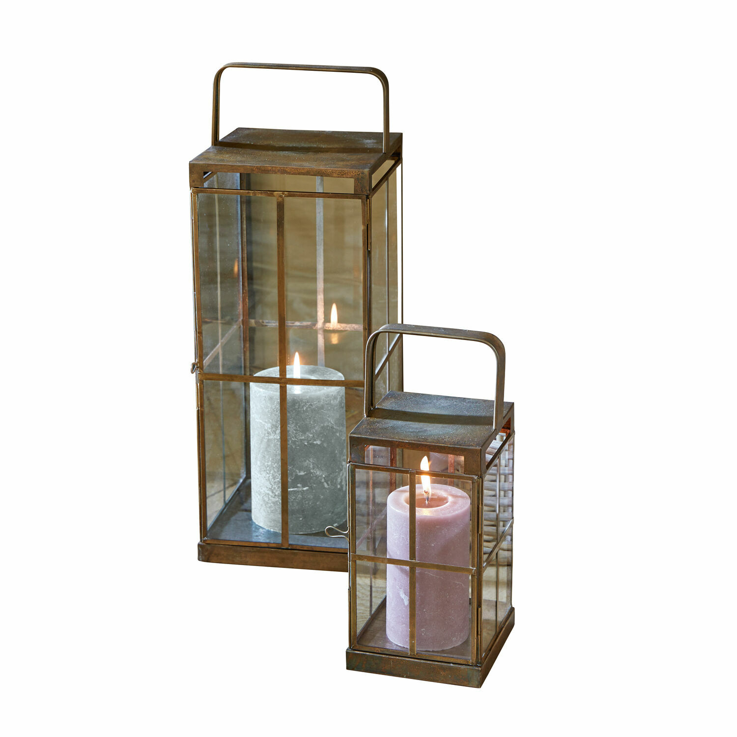 Lot de 2 lanternes Garrett Park Ensemble de deux lanternes en métal avec poignées et bougies allumées derrière des parois en verre