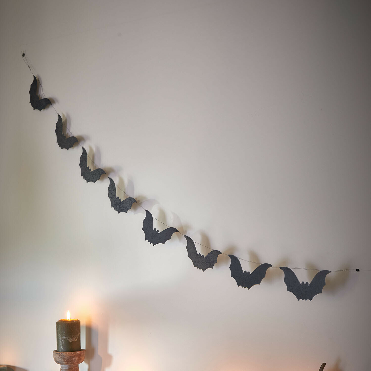 Guirlande Dernivon Guirlande de chauves-souris en papier noir suspendue avec bougies et citrouilles décoratives sur la cheminée