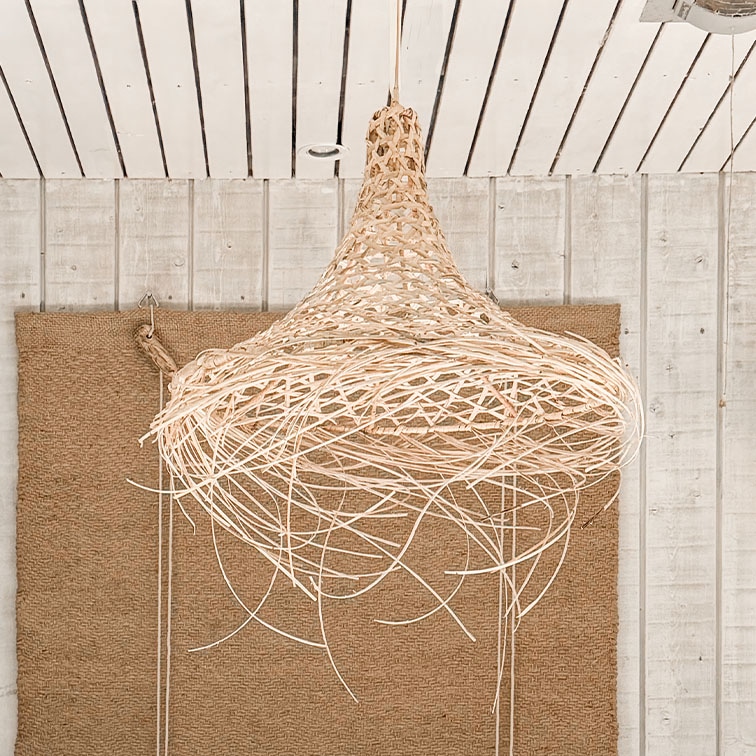Suspension en rotin clair tressé avec design organique pour décoration intérieure naturelle