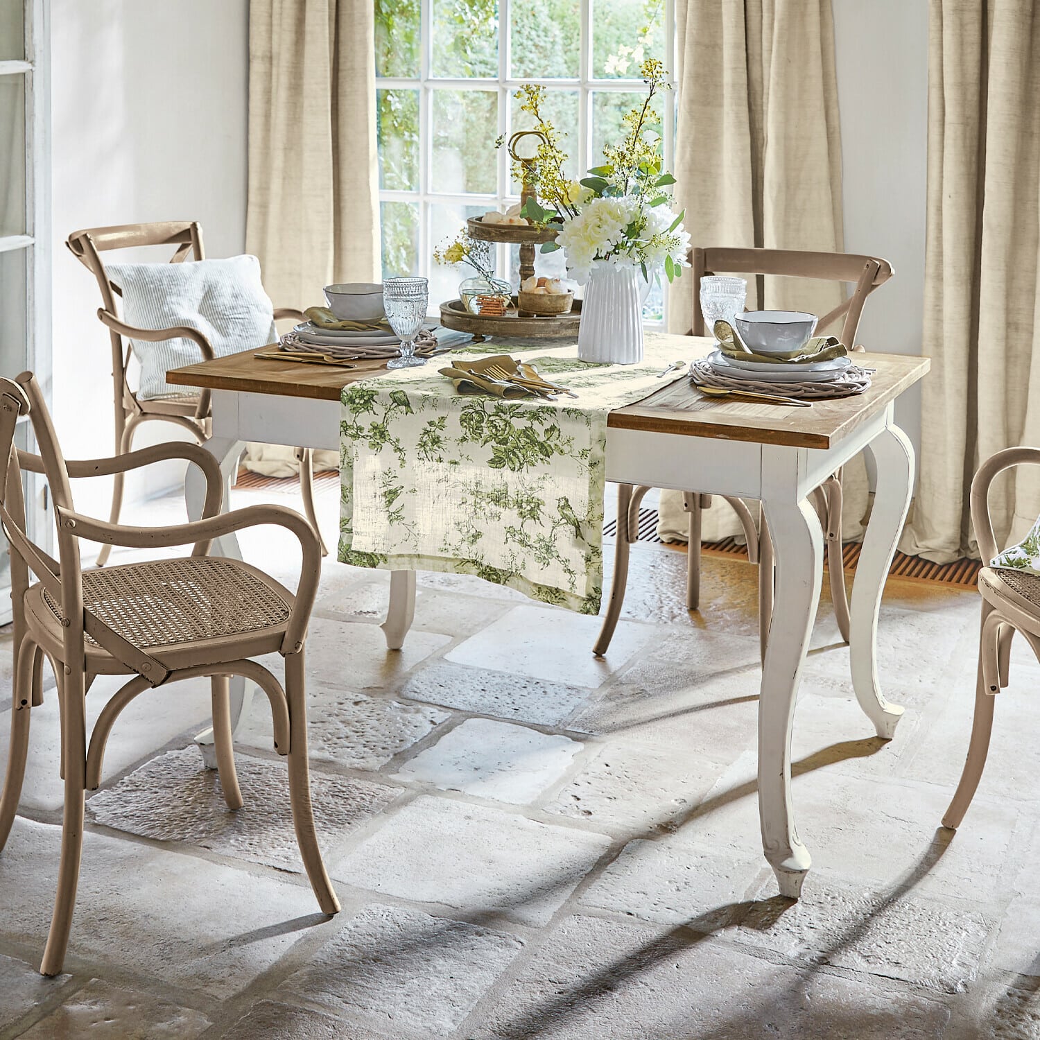 Table Plaish Salle à manger avec table en bois blanc et naturel, chaises en rotin beige, décor champêtre lumineux