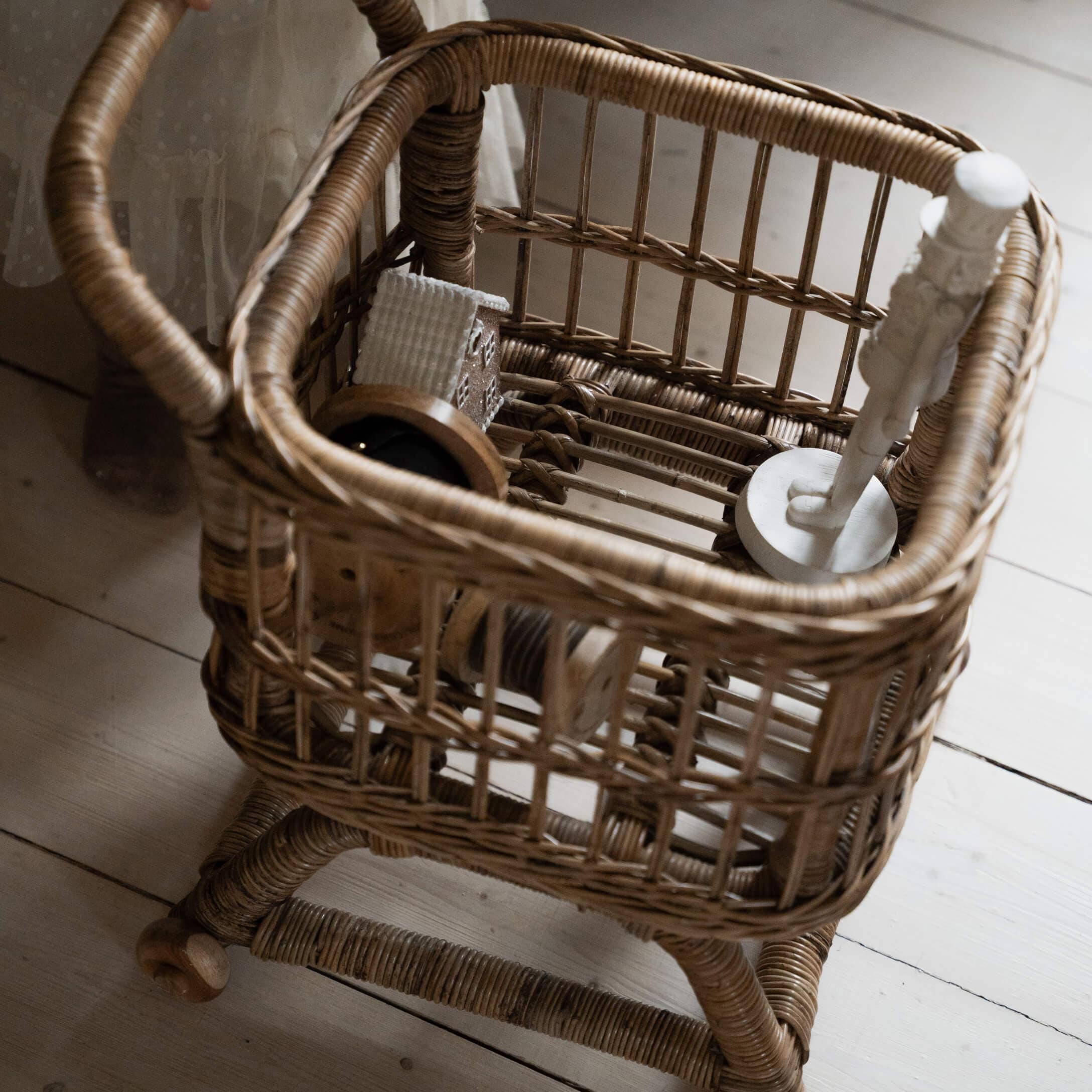 Panier en rotin naturel avec poignée et roulettes, élément décoratif pour intérieur cosy