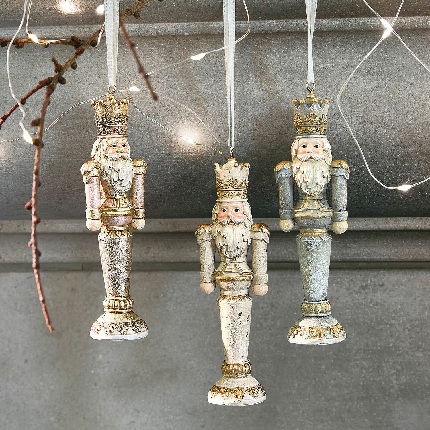 Lot de 3 décorations à suspendre Niquel Ensemble de trois décorations casse-noisette pastel avec détails dorés pour Noël