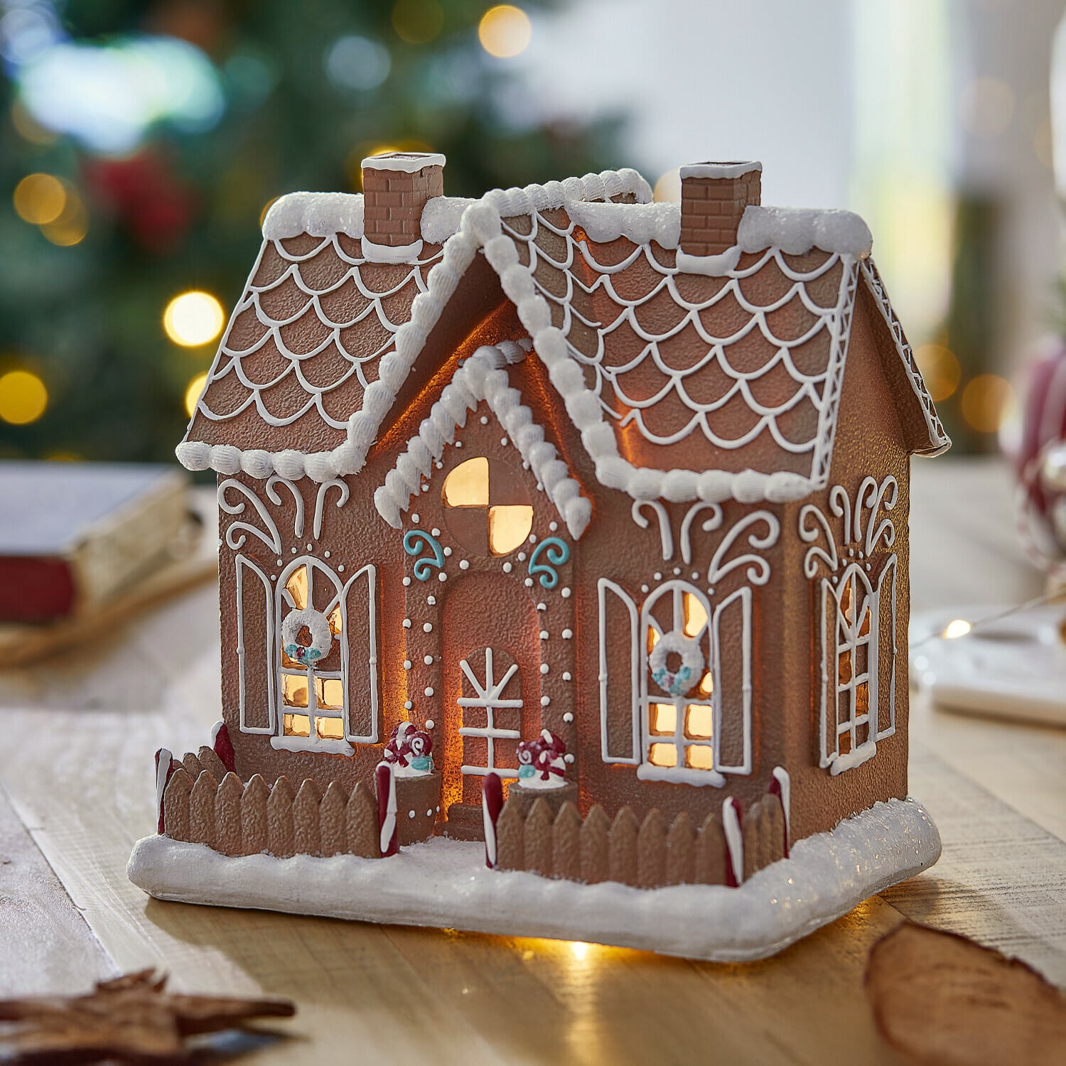 Maison décorative Listras Maison en pain d'épices décorative avec éclairage, brun avec glaçage blanc, décoration de table de Noël