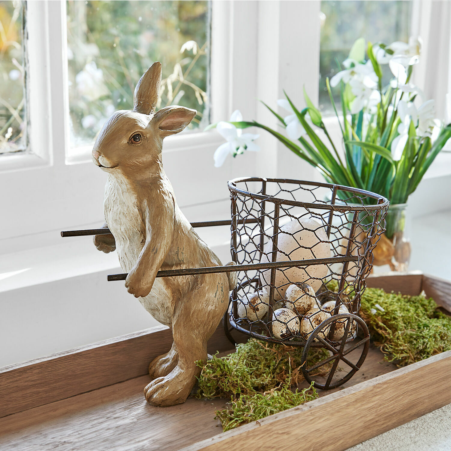 Lapin de Pâques Tadino Lapin décoratif en résine avec panier en métal rempli d'œufs pour décoration printanière intérieure
