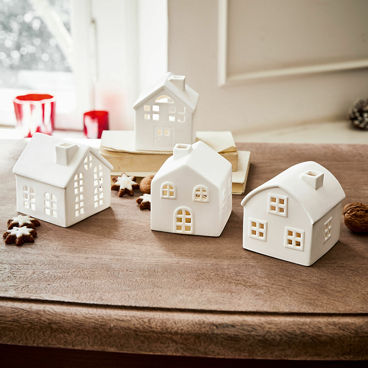 Lot de 4 photophores Country Décorations de maison en céramique blanche avec ouvertures pour bougies sur table en bois, ambiance festive