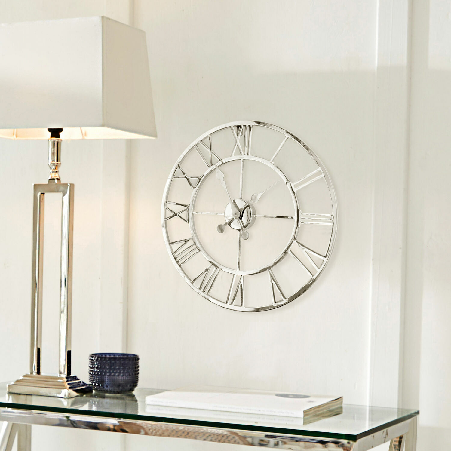 Horloge Houston Horloge murale ronde en métal argenté avec chiffres romains, design moderne pour salon élégant