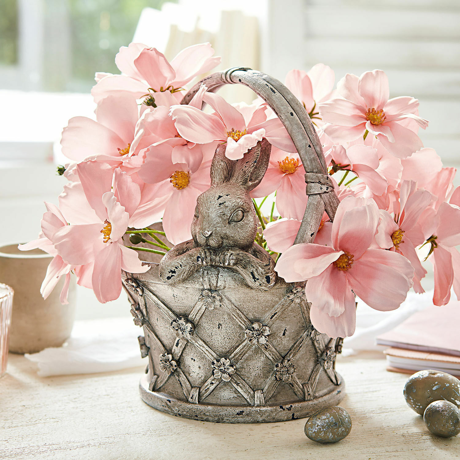 Cache-pot Virginie Panier décoratif en résine grise avec motif lapin et fleurs roses pour décoration printanière