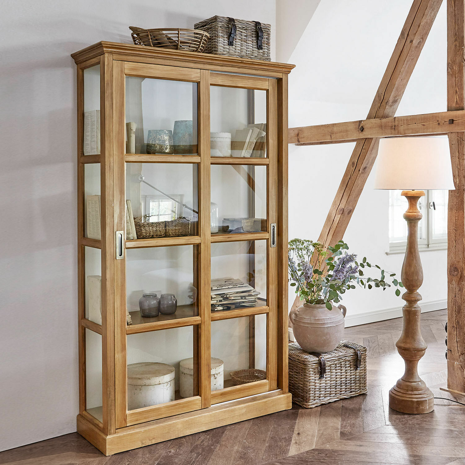 Vitrine Etienne Vitrine en bois naturel avec portes coulissantes vitrées, idéale pour rangement salon élégant