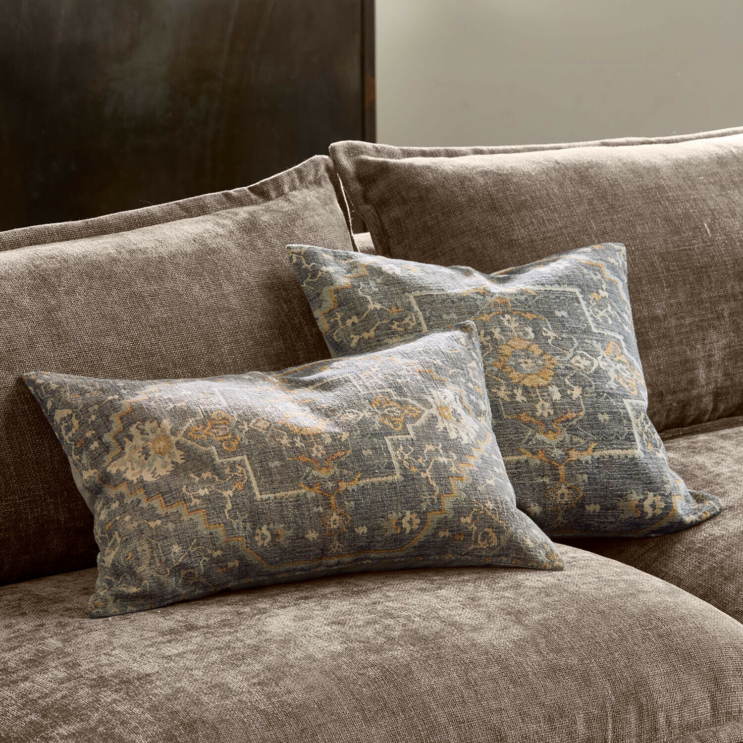 Lot de 2 housses de coussins Brenrin Deux coussins décoratifs à motif bleu sur un canapé en tissu marron, style vintage, accessoires salon