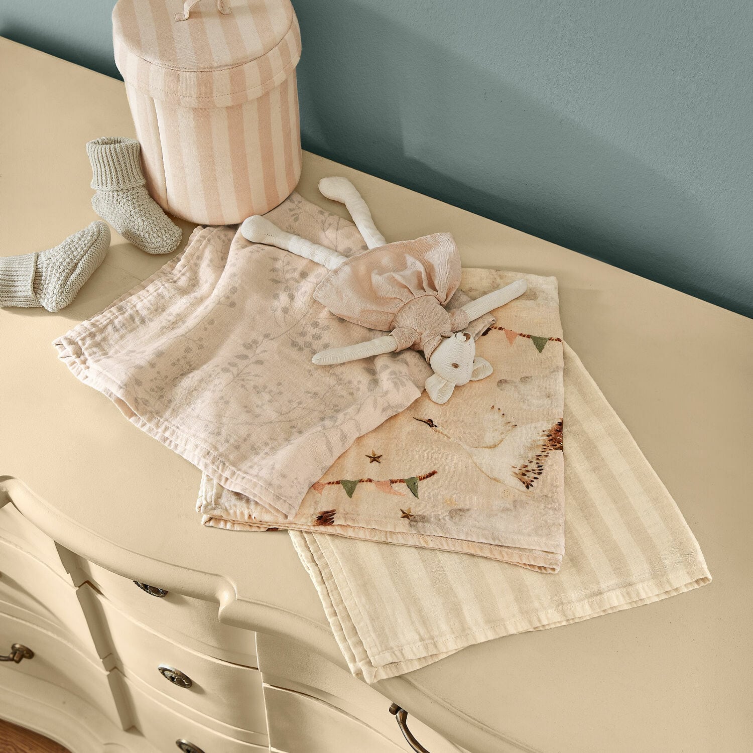 Lot de 3 langes pour bébé Bellise Couches en coton délicates et jouet en peluche aux tons pastel sur une commode crème
