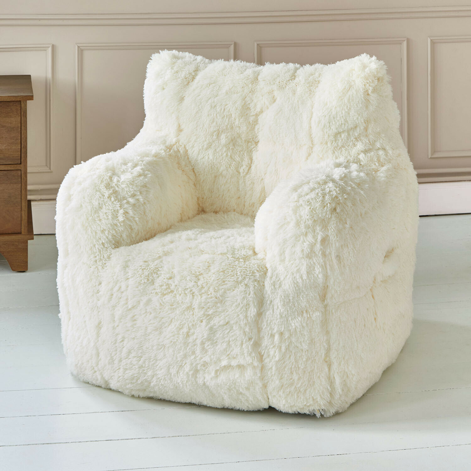 Fauteuil blanc en fausse fourrure douce, siège confortable et élégant pour salon