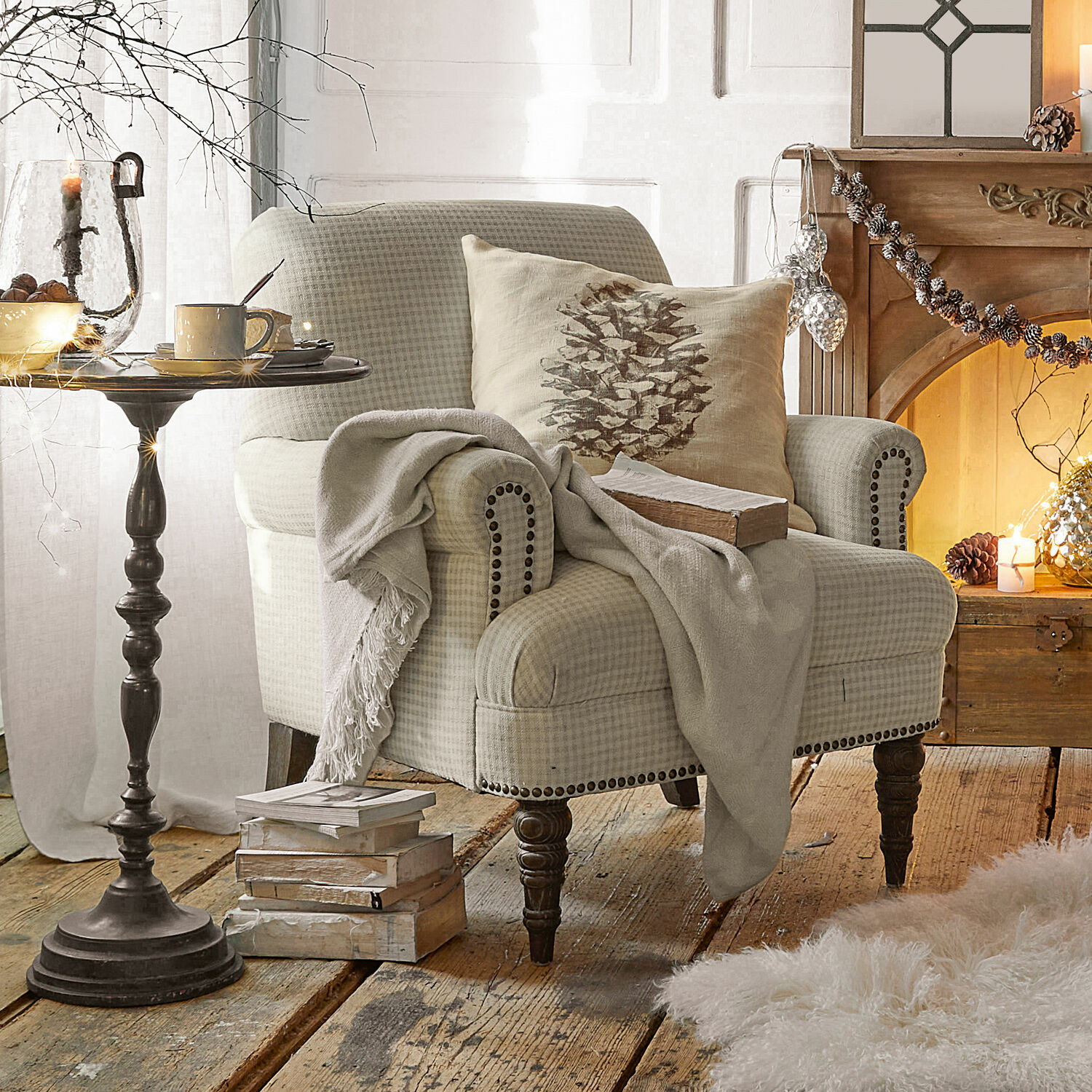 Fauteuil Danvers Fauteuil beige à carreaux avec pieds en bois et coussin décoratif dans un salon avec cheminée
