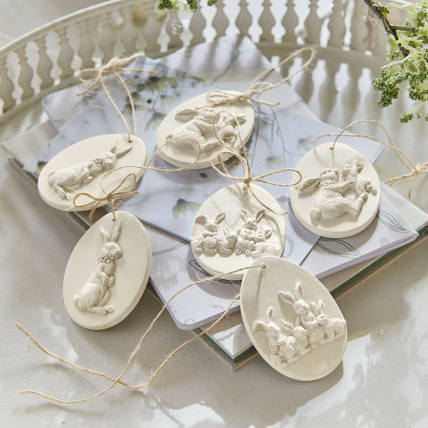 Lot de 6 décorations à suspendre Jasélie Décorations de Pâques en argile blanche avec motifs de lapins, suspendues avec cordelette, décoration festive