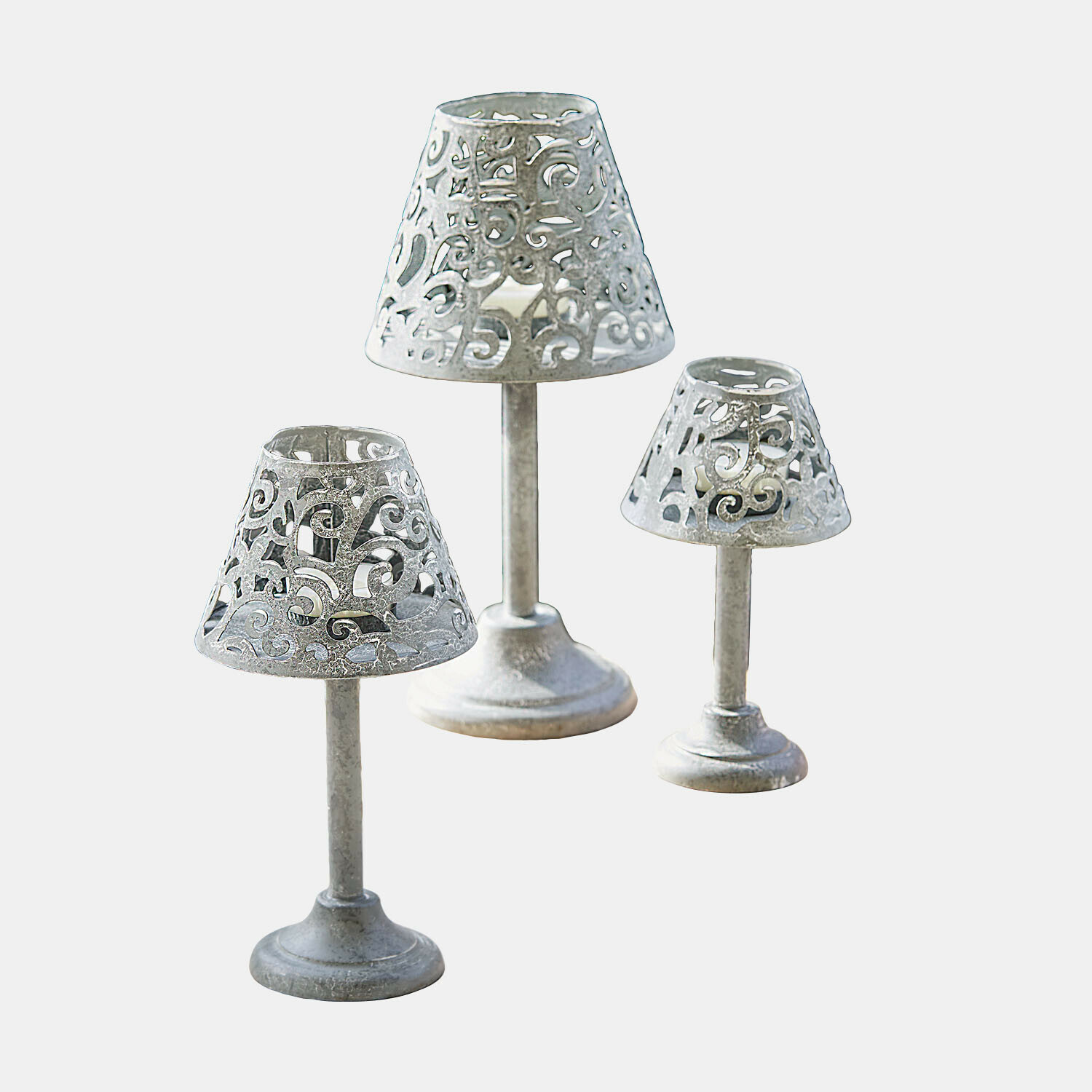 Lot de 3 photophores Belori Ensemble de trois bougeoirs en métal argenté avec motif ajouré pour décoration intérieure