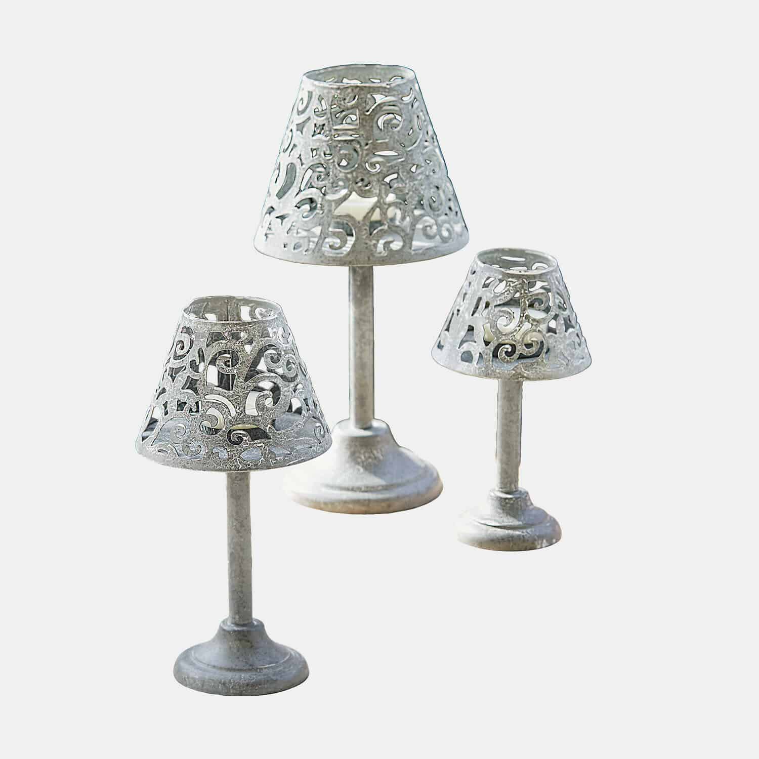 Lot de 3 photophores Belori Ensemble de trois bougeoirs en métal argenté avec motif ajouré pour décoration intérieure