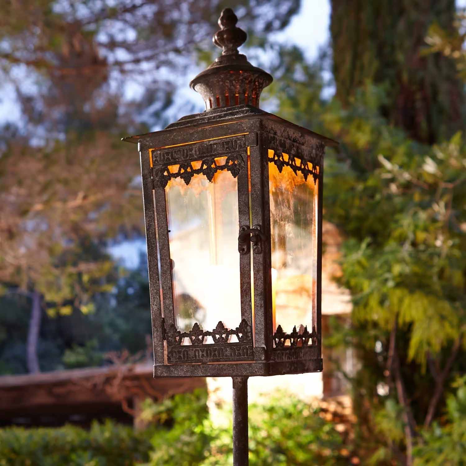 Lanterne de jardin en métal noir avec lumière chaude, design vintage décoratif extérieur