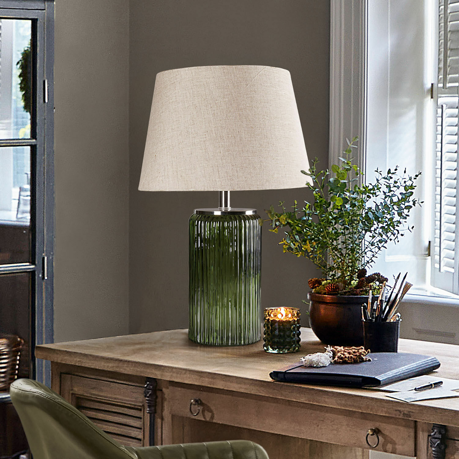Lampe à poser Thalindor Lampe de table en verre vert avec abat-jour beige sur bureau en bois style vintage