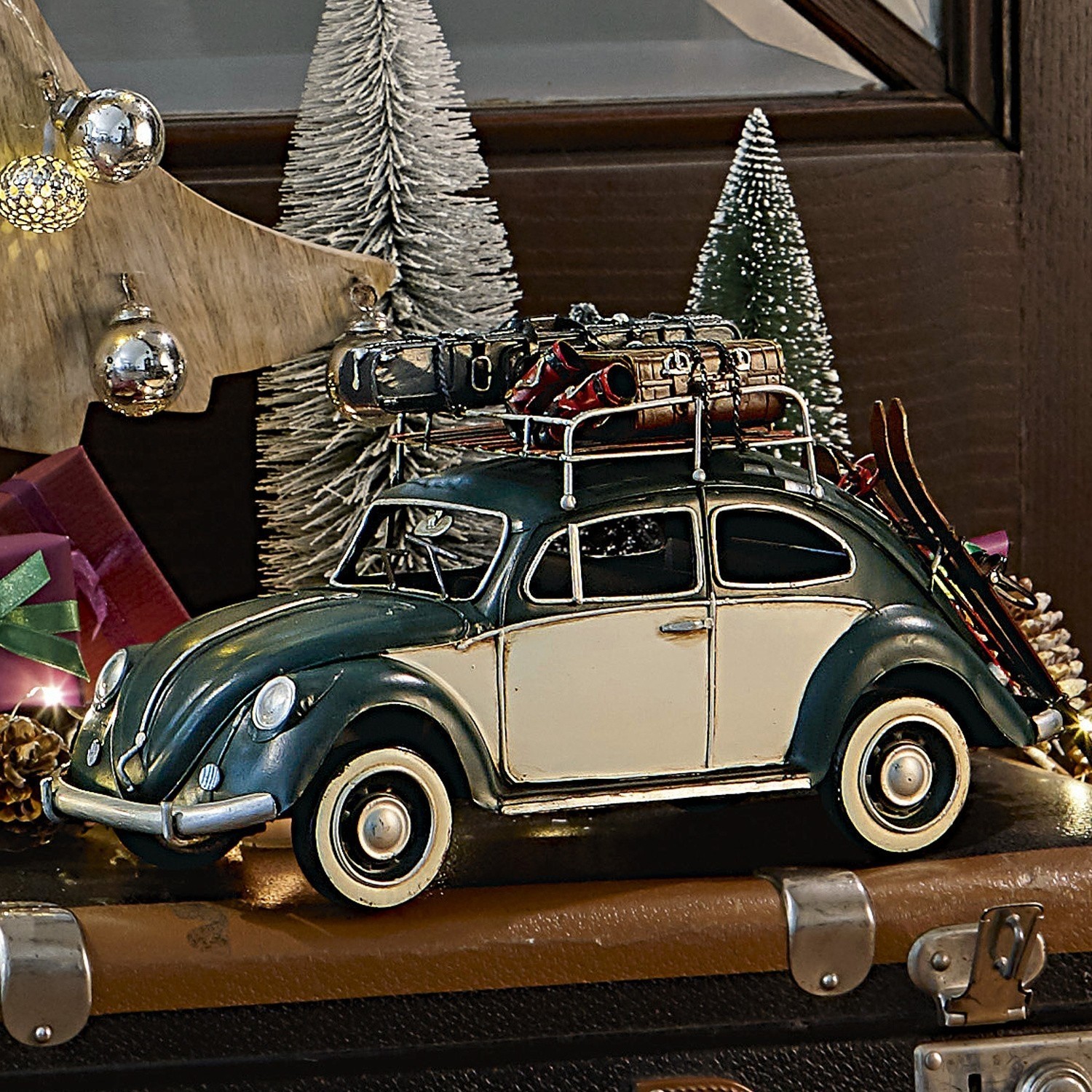 Voiture décorative Dawlish Modèle de voiture vert crème avec porte-bagages en métal et skis sur fond de décoration de Noël
