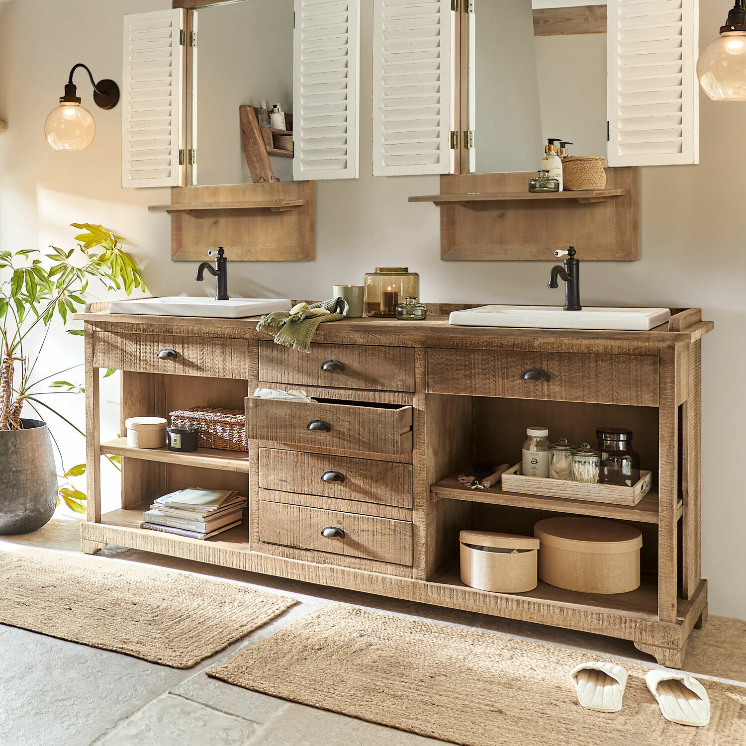 Meuble à double-vasque Farum Meuble de salle de bain en bois avec deux vasques blanches et robinets noirs, décor naturel