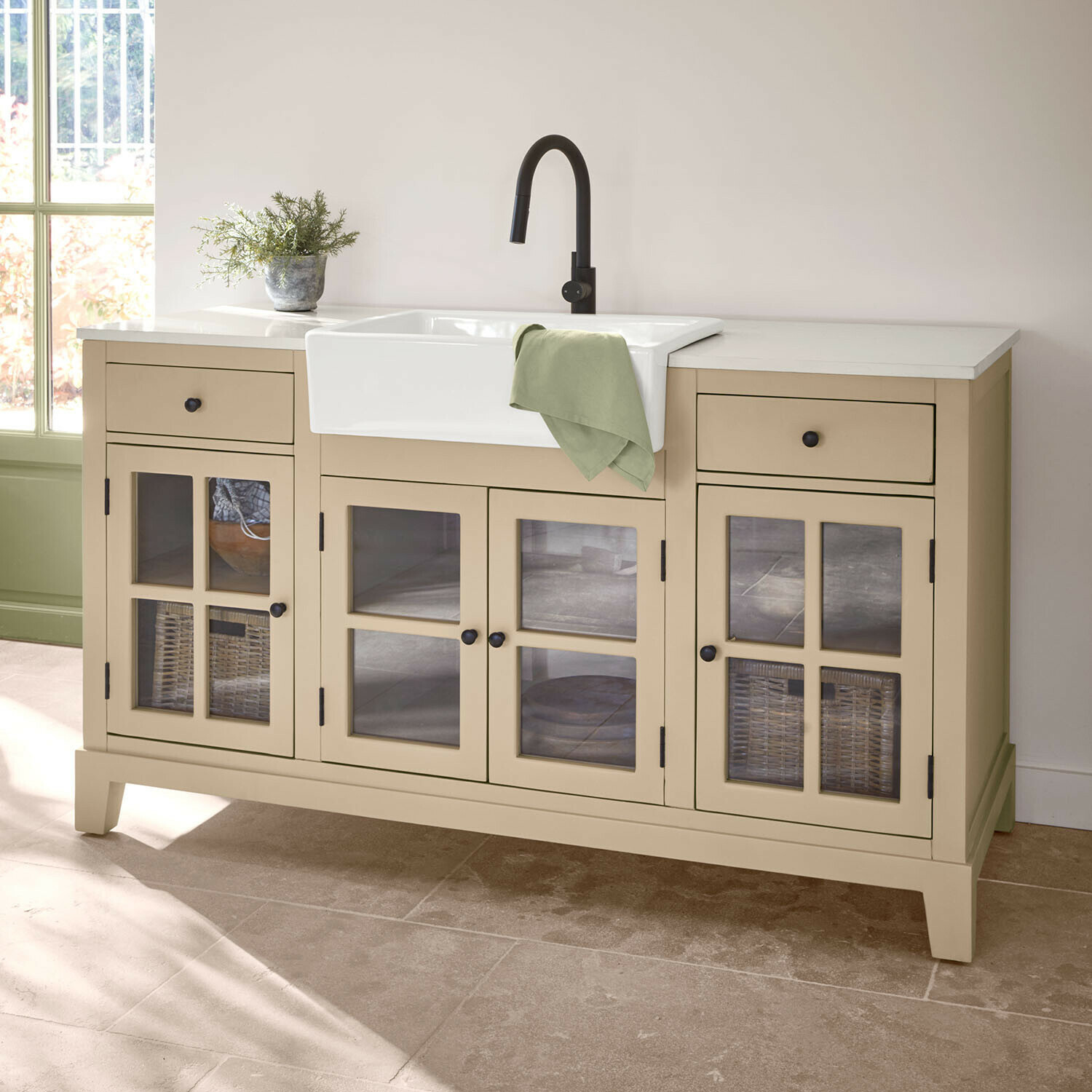 Meuble avec évier Domérise Buffet de cuisine beige en bois avec évier en céramique blanc et robinet noir, torchon vert