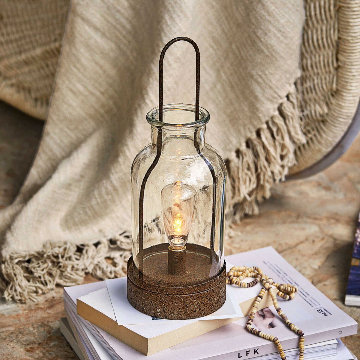 Lanterne LED Falirah Lanterne en verre avec base métallique rouillée, lampe décorative posée sur des livres