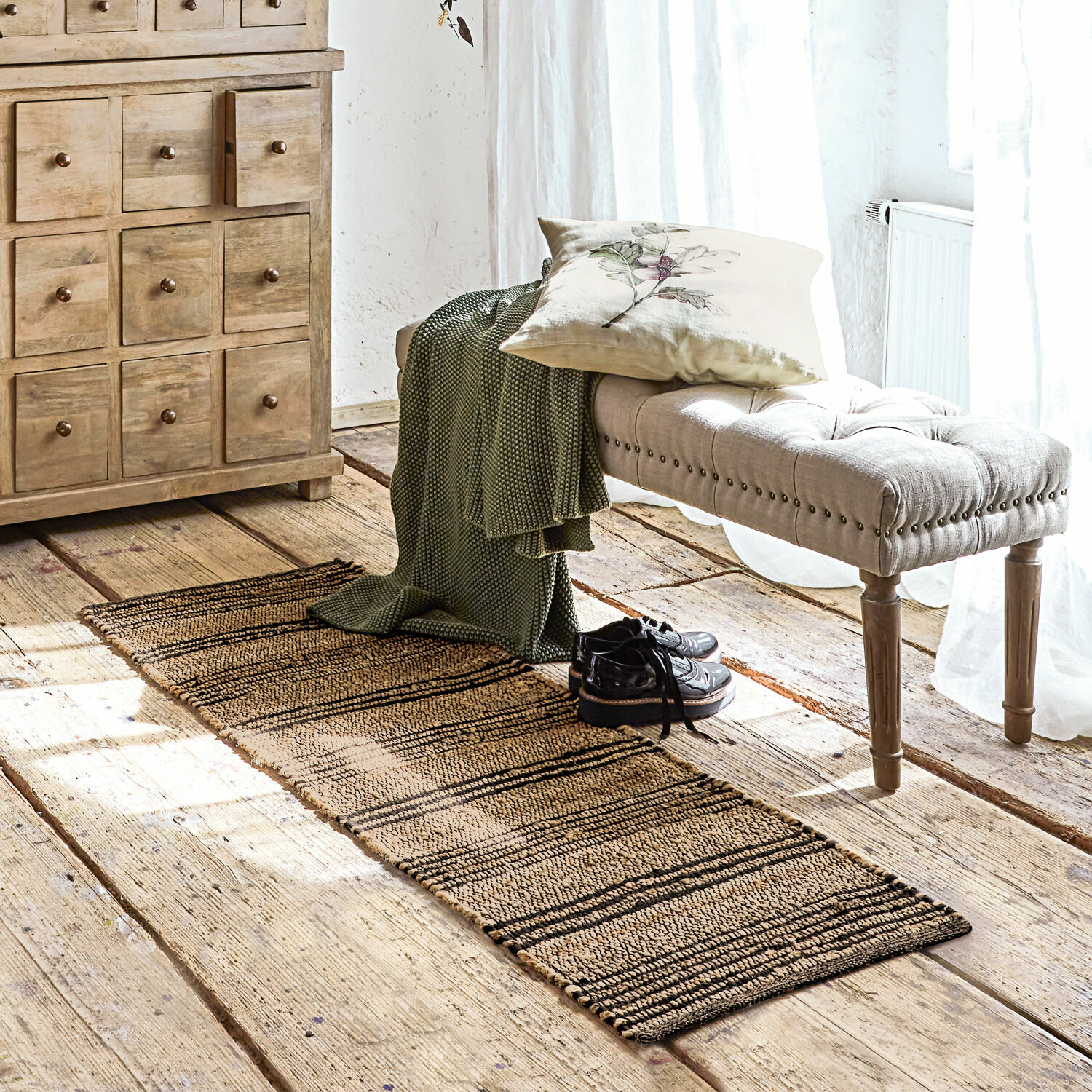 Tapis long Lantenot Tapis couloir étroit en matériau naturel beige et noir sur un sol en bois dans une pièce lumineuse