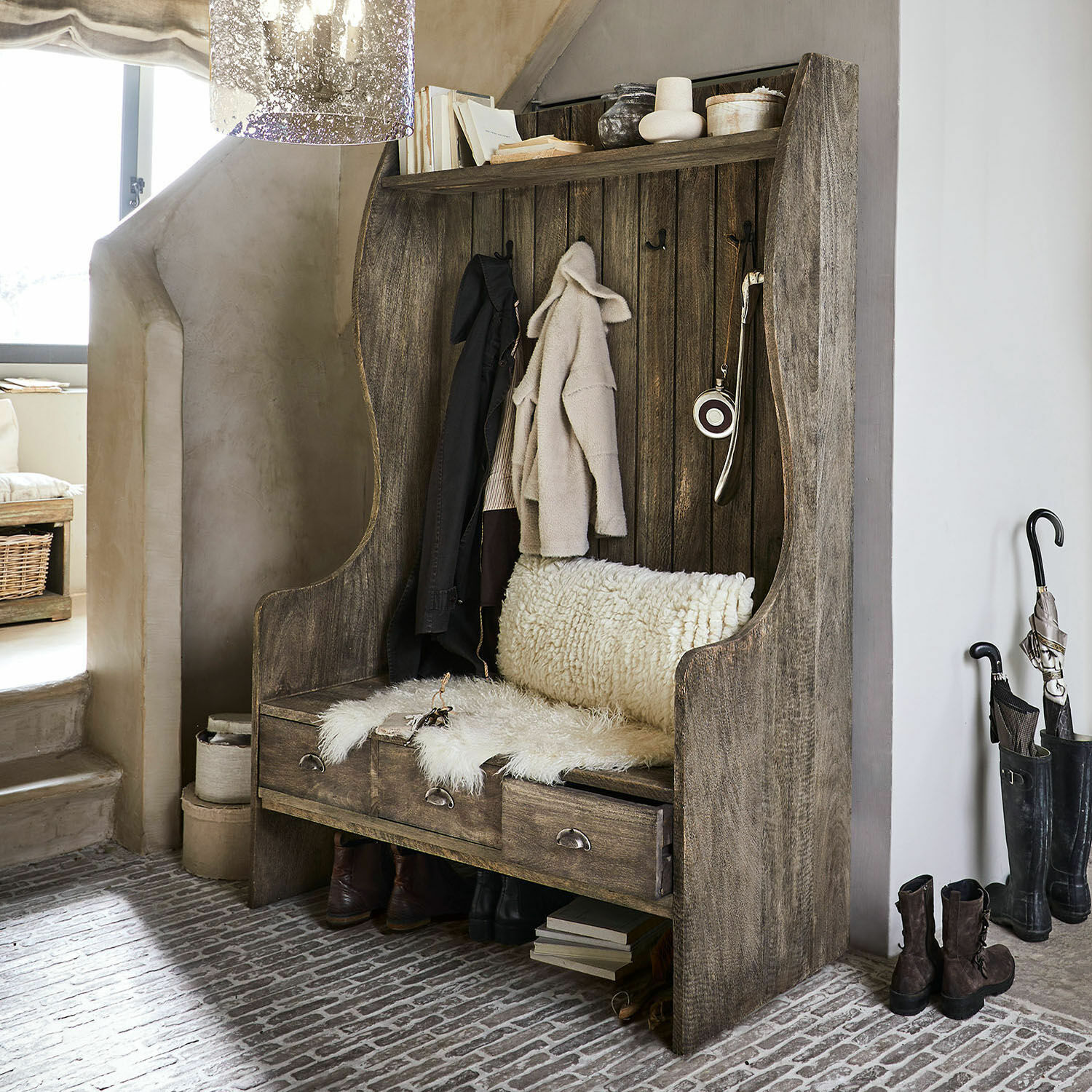 Meuble d’entrée New Windsor Banc en bois rustique avec porte-manteaux et trois tiroirs couleur naturelle pour l'entrée
