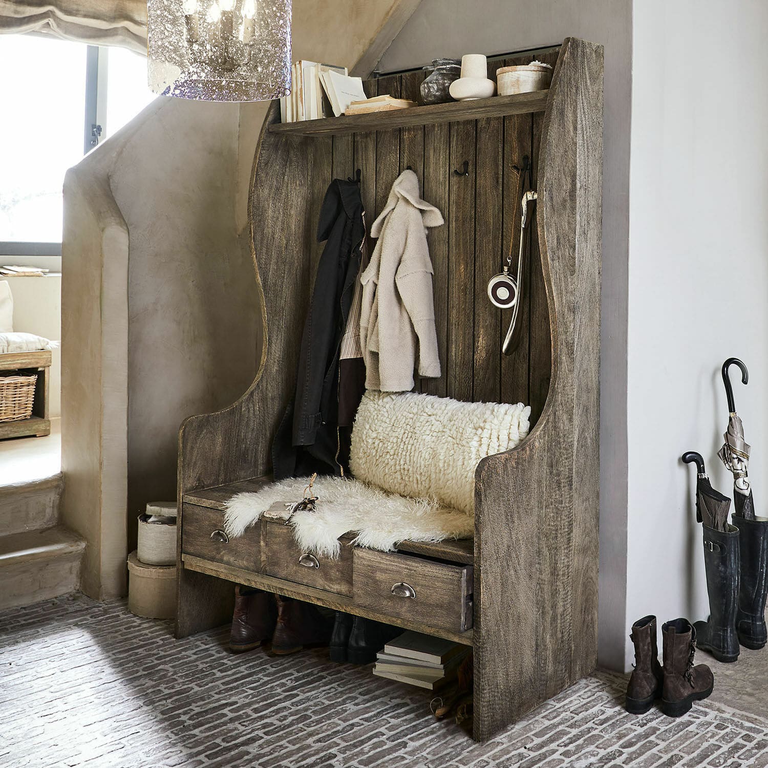Meuble d’entrée New Windsor Banc en bois rustique avec porte-manteaux et trois tiroirs couleur naturelle pour l'entrée