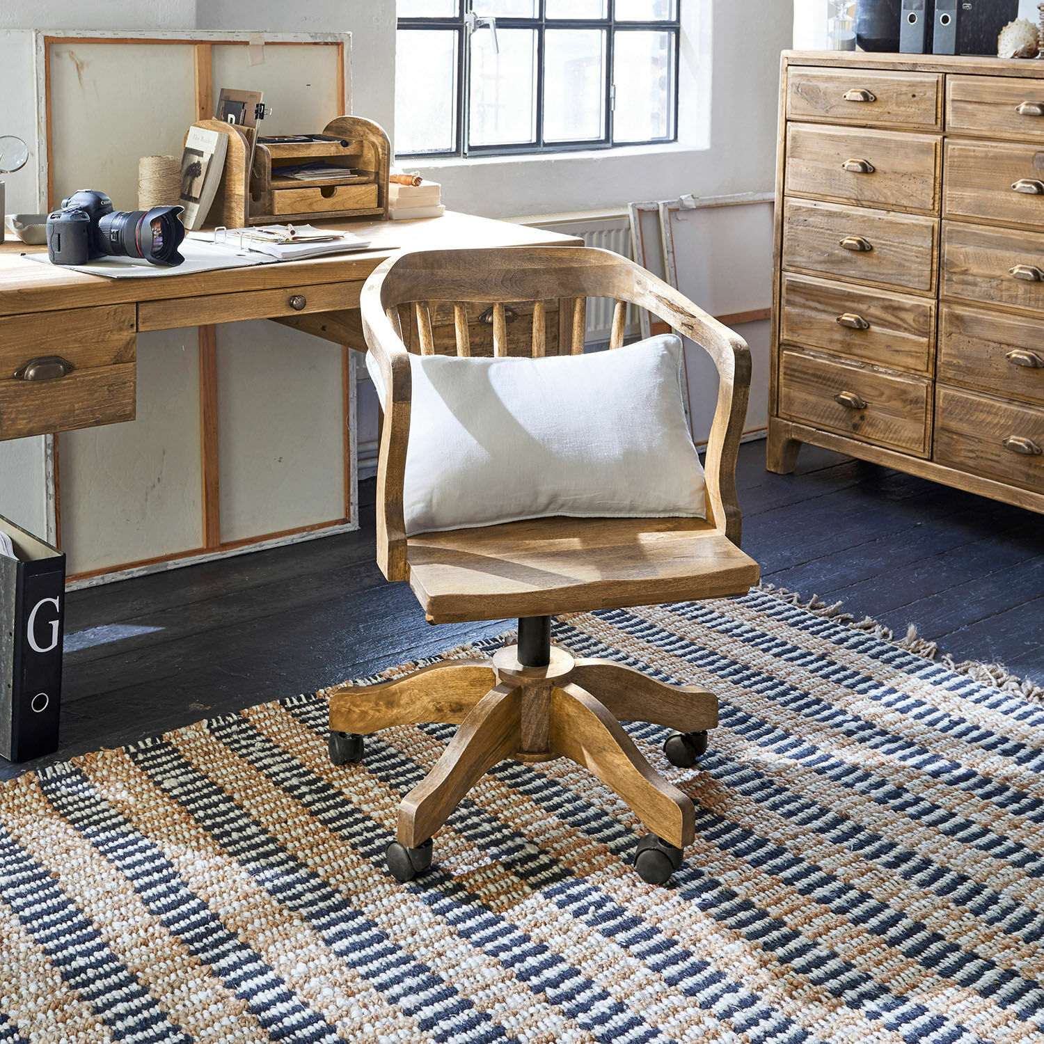 Chaise de bureau Kerava Chaise de bureau pivotante en bois de manguier naturel avec coussin blanc pour le dos