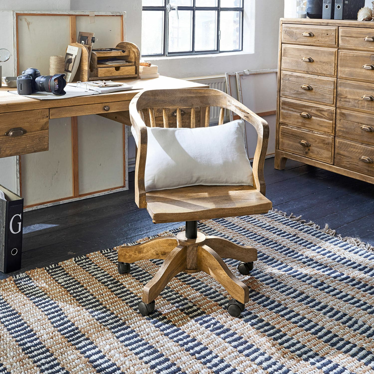 Chaise de bureau Kerava Chaise de bureau pivotante en bois de manguier naturel avec coussin blanc pour le dos