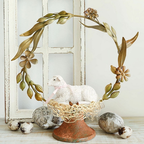 Figurine décorative d'agneau sur socle rustique avec couronne métallique et œufs décoratifs