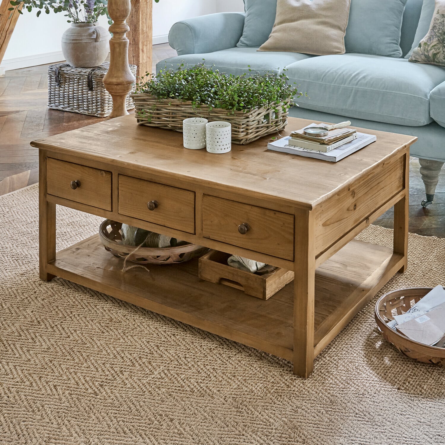 Table basse Etienne Table basse en bois naturel avec trois tiroirs et étagère inférieure, style rustique pour salon