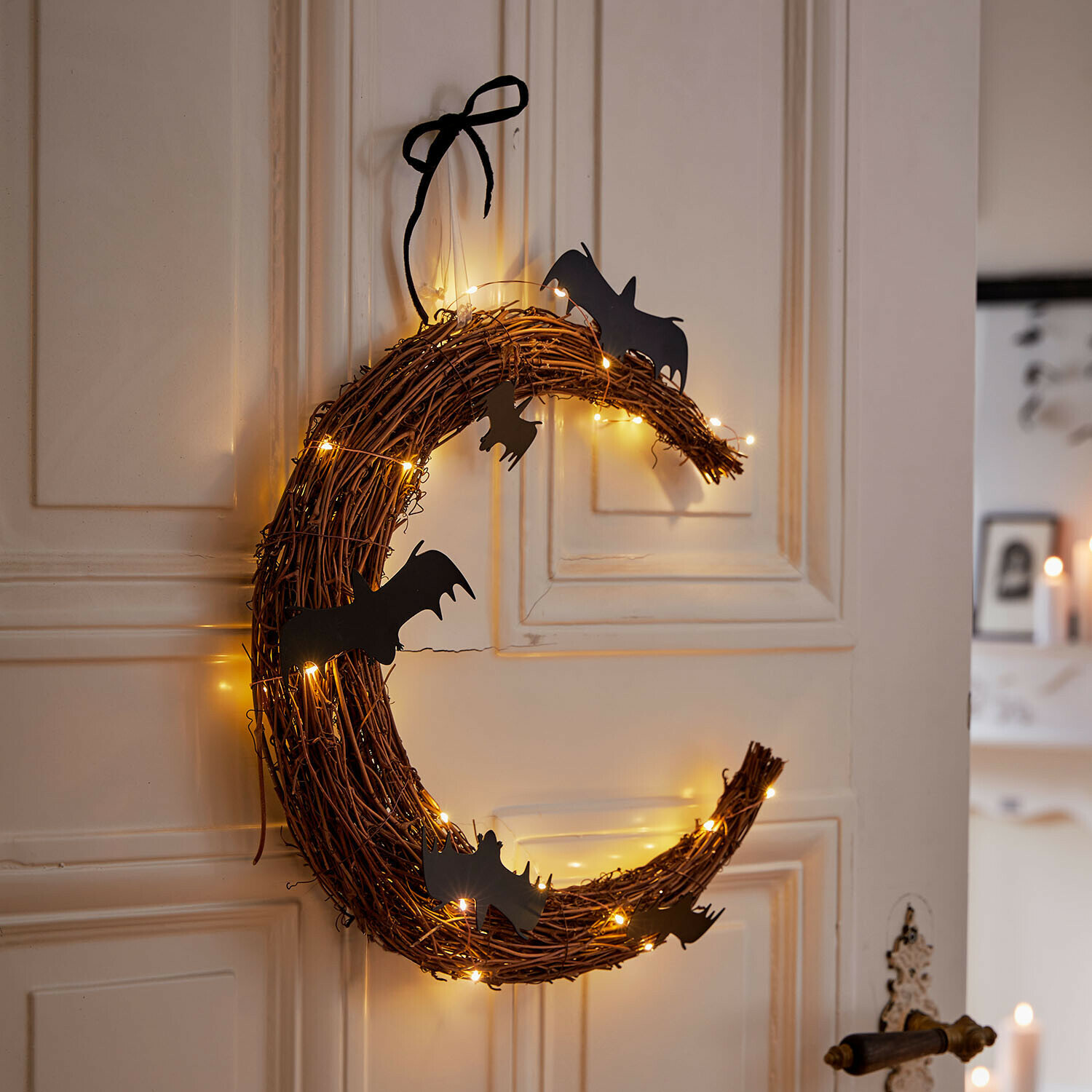 Couronne à LED Brynnach Couronne décorative en branches avec chauves-souris noires et guirlande lumineuse chaude sur porte