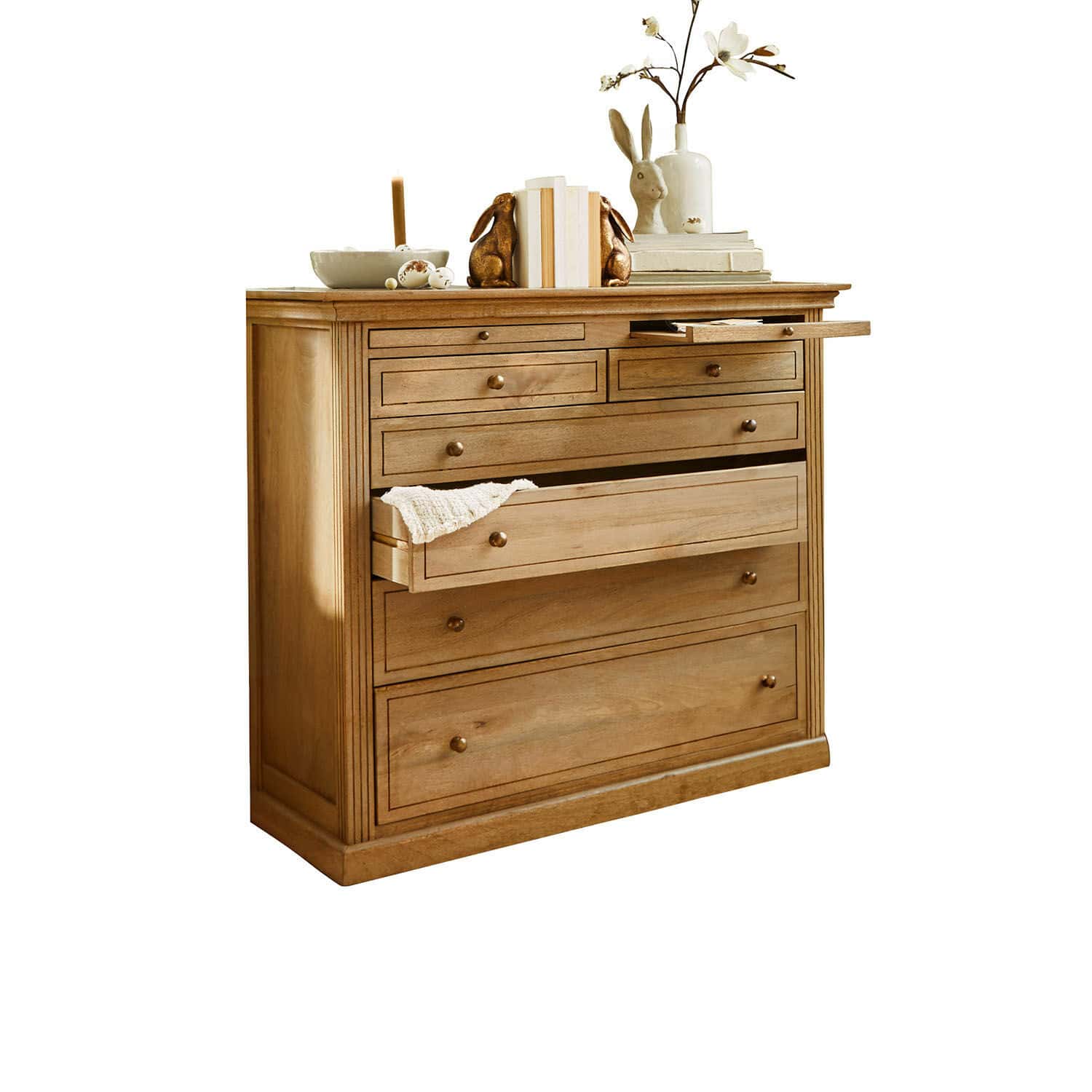 Commode Espoirin Commode en bois naturel avec plusieurs tiroirs et décorations sur le dessus, couleur bois clair