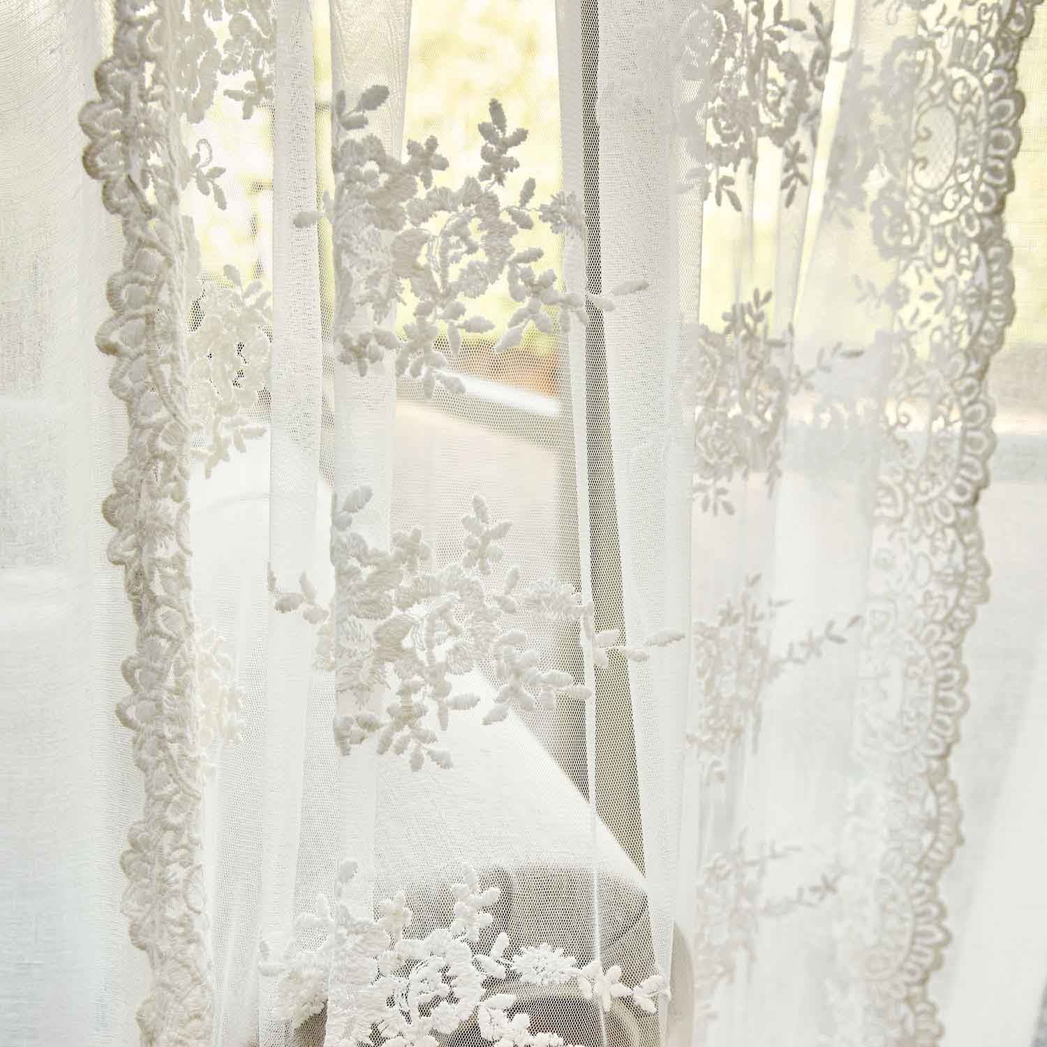 Voilage blanc délicat avec motif floral brodé, léger et transparent pour décoration de fenêtre