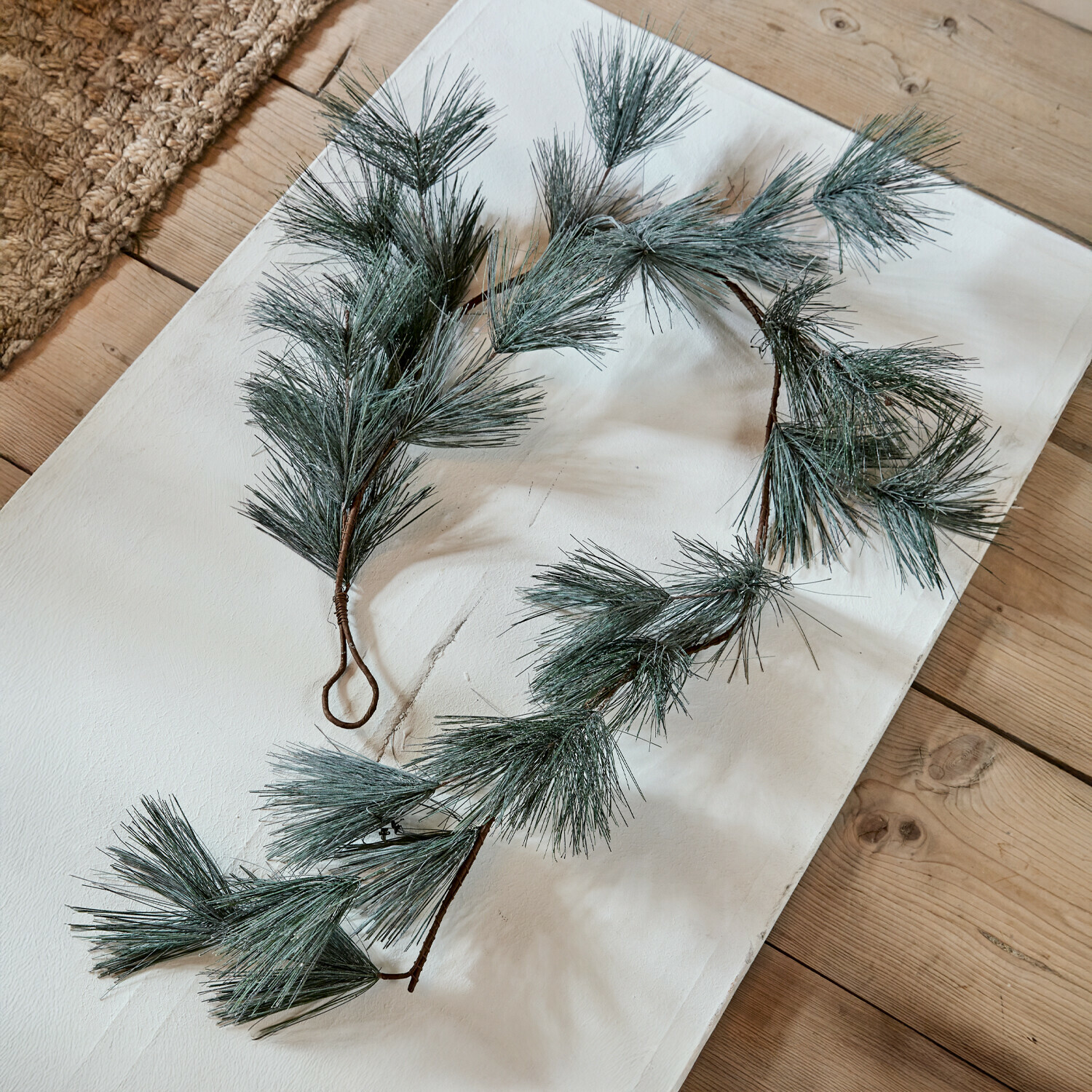 Guirlande Gales Guirlande artificielle de pin vert sur fond en bois, décoration de Noël intérieure naturelle