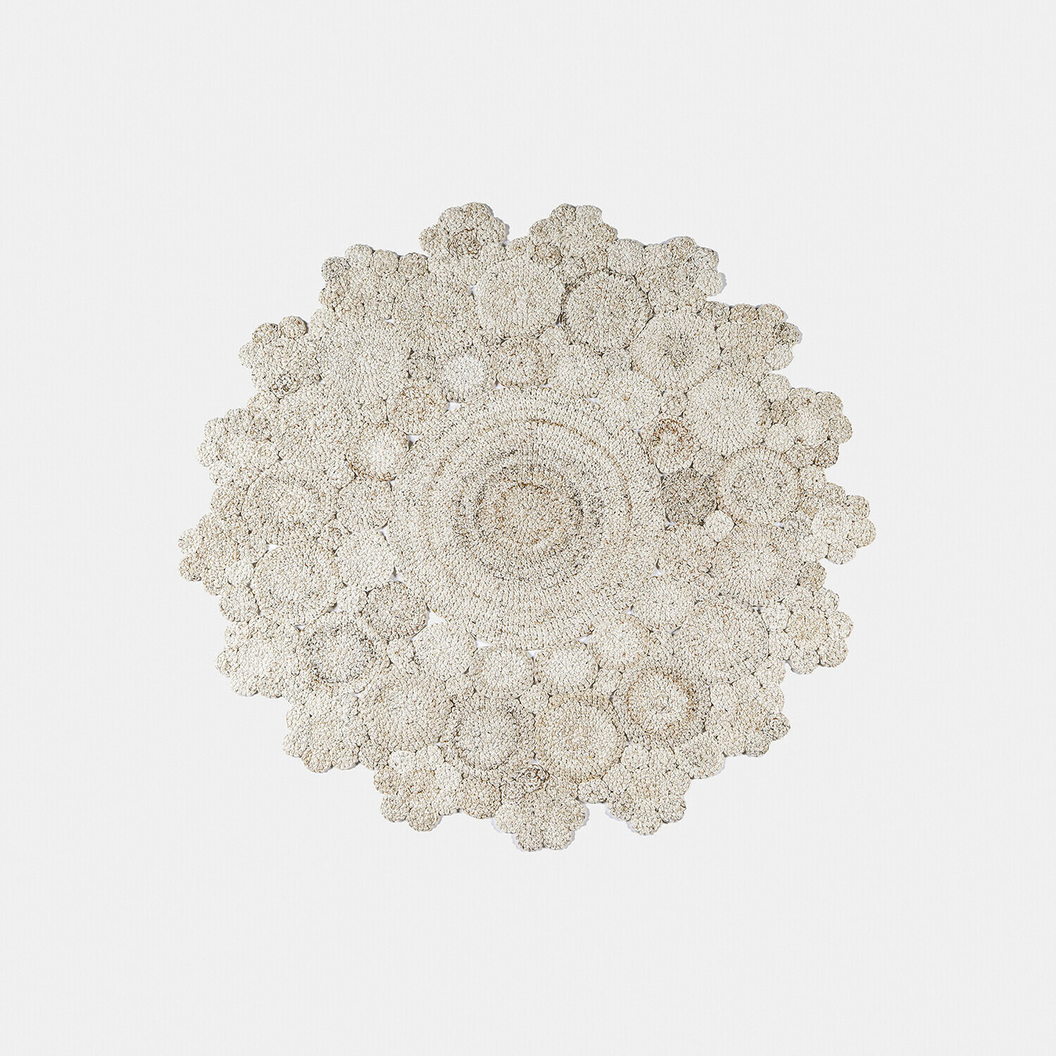 Tapis d’intérieur et d’extérieur Norlinn Tapis rond en matériau naturel beige clair avec motif floral, décoration intérieure élégante