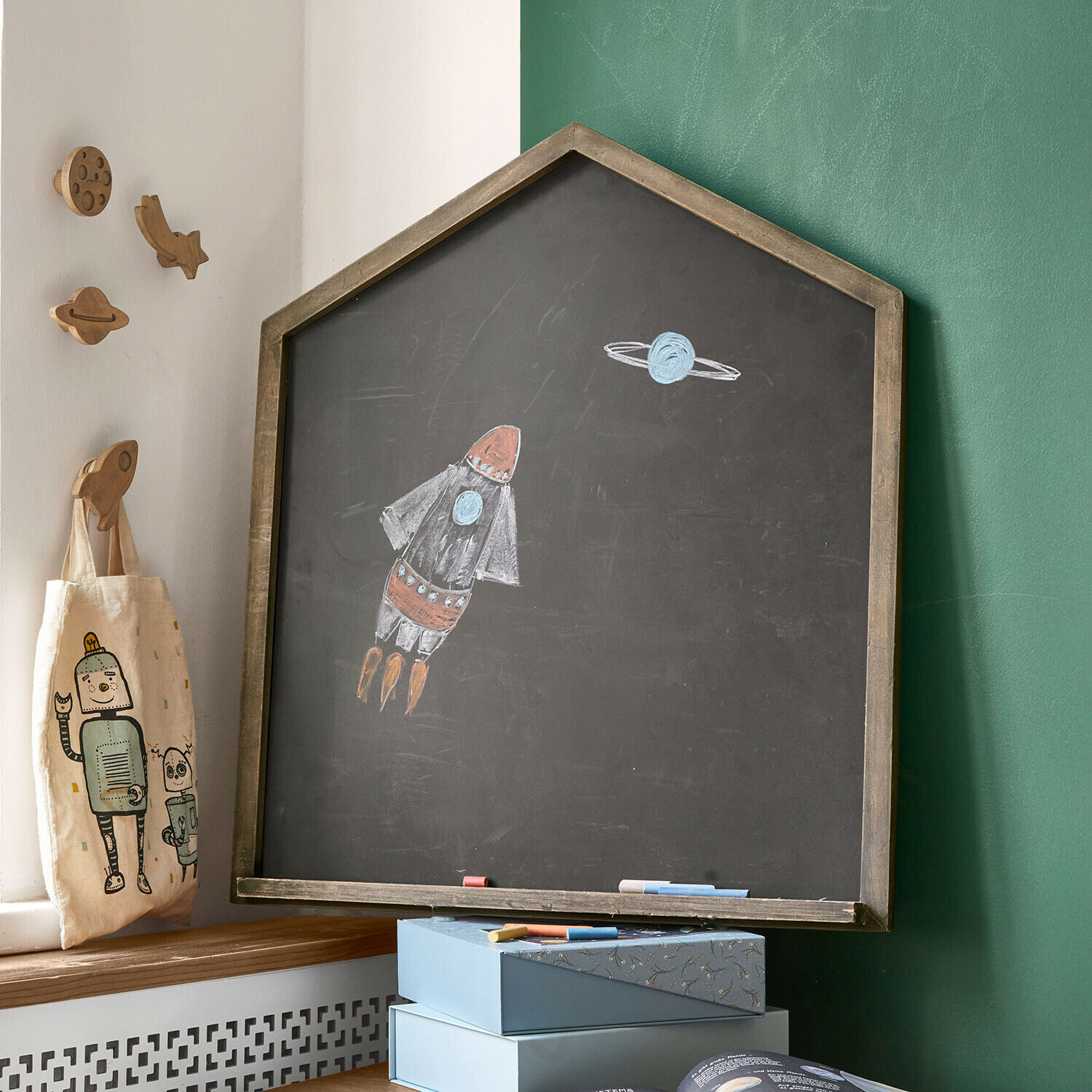 Tableau Oaklynne Tableau noir en forme de maison avec cadre en bois et dessin de fusée et planète dans une chambre d'enfant