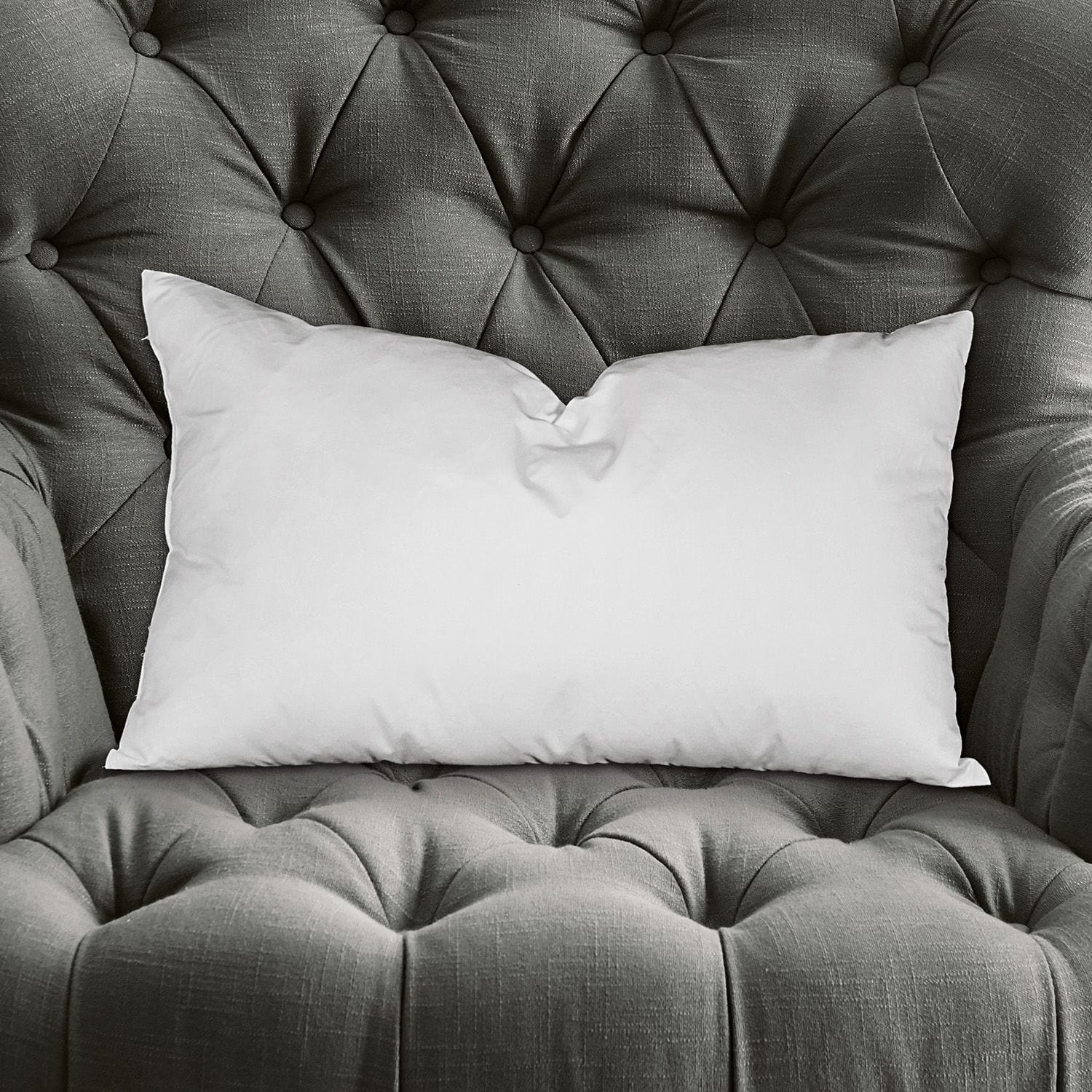 Coussin de garnissage Indra Coussin rectangulaire blanc sur fauteuil gris capitonné en tissu, décoratif et confortable