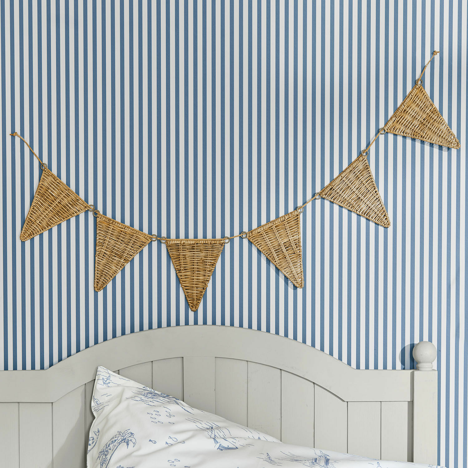 Guirlande de fanions Anglemont Guirlande décorative en osier triangulaire sur mur rayé bleu et blanc dans une chambre