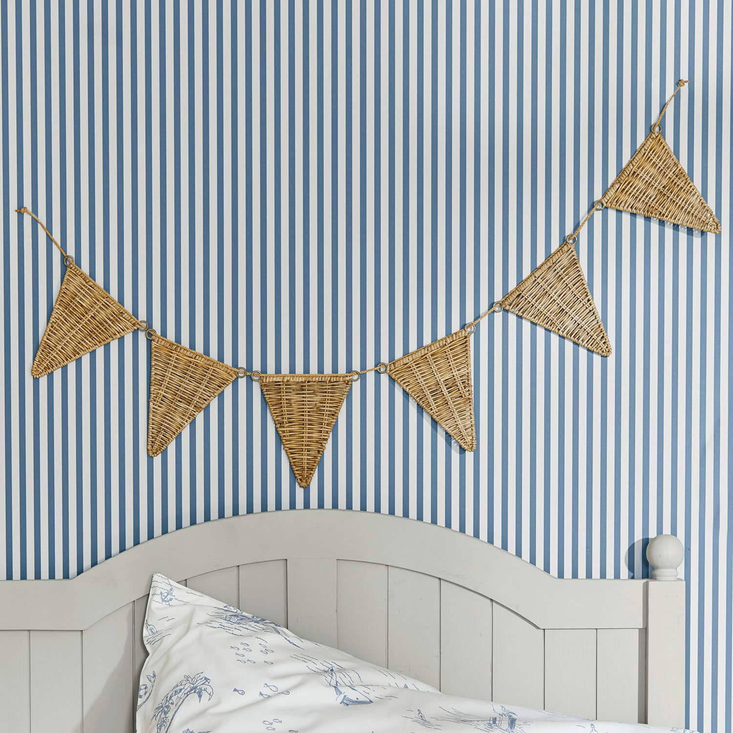 Guirlande de fanions Anglemont Guirlande décorative en osier triangulaire sur mur rayé bleu et blanc dans une chambre